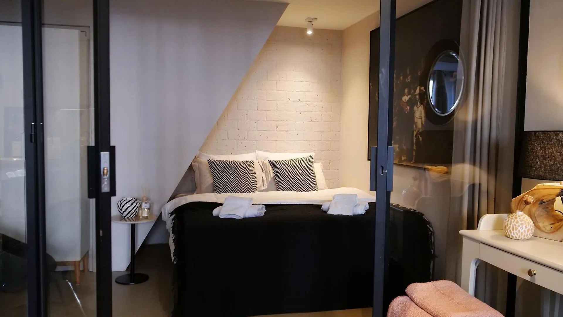 Canal Apartment Amsterdam Central 4P